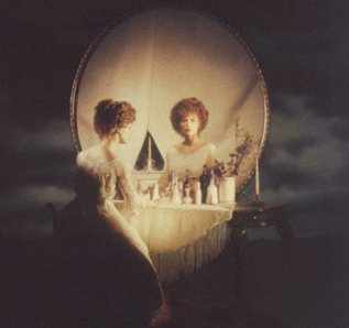 Donna allo specchio, o teschio?